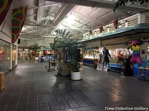 Inside the Lahaina Cannery Mall, Lahaina, Hawaii - 2017 - Farbfotodruck - Bild 1 von 1