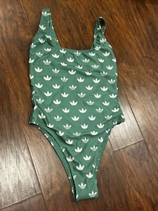NUEVO Adidas Logo Monograma Traje de Baño Corte Breve Espalda Abierta Verde Talla 6 Cuello Redondo - Imagen 1 de 5