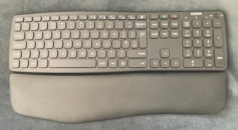 Arteck Keyboard HB323  Bluetooth MAC and PC  complete with Gel Wrist-Rest - Image 1 of 4