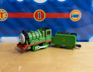 Thomas & Friends Cápsula Plarail Henry Tomy - Imagen 1 de 1