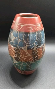 Central American Pottery Vase Etched Sgraffito 7 Inches - Picture 1 of 8