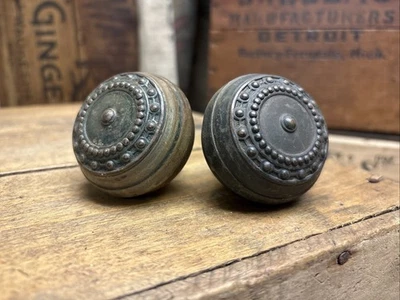 Antiguo juego de perillas de puerta estampadas vintage de metal ornamentadas en relieve Foto 1 de 4