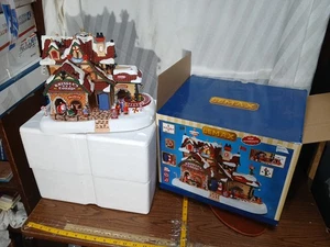 Lemax 95462 Kringles Cottage North Pole Christmas New Box Animated Sight Sound - Picture 1 of 4