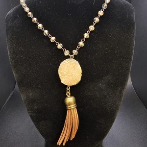 Colgante grande de piedra druzy natural en tono dorado y borla con collar de cuentas - Imagen 1 de 4