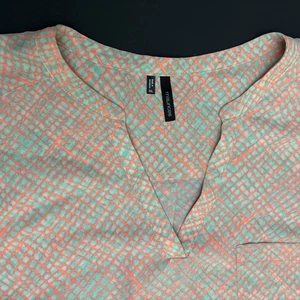 Maurices Bluse Übergröße 2X Oberteil Ärmel rosa türkis Print V-Ausschnitt Tasche - Bild 1 von 10