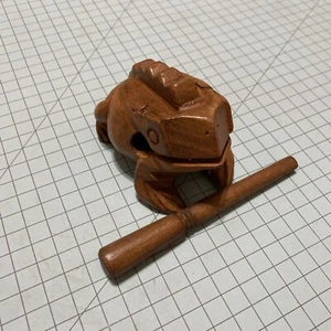Instrumento de percusión en forma de rana de madera tallada de 5" de largo a menudo incluido Guiro Family - Imagen 1 de 8