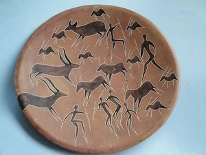 VINTAGE HAND CRAFTED AFRICAN ART STONE ANTELOPE HUNTERS PLATE - Picture 1 of 4