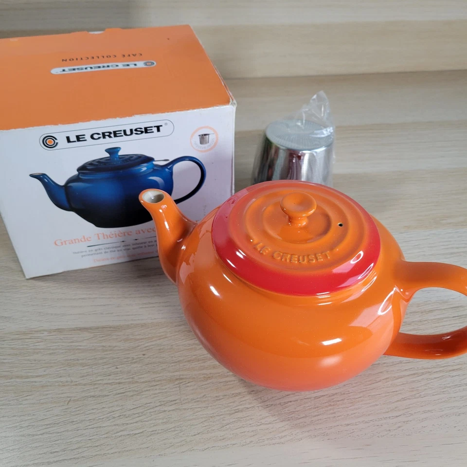 Tetera pequeña de gres Le Creuset con infusor rojo volcánico naranja nueva caja abierta Foto 1 de 4