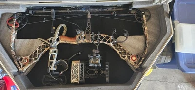 Matthews Z7 compound bow in camouflage 60lb 29in draw with name brand parts - Image 1 of 4