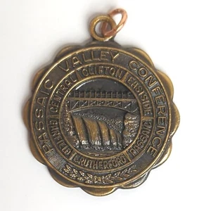 Medaglia vintage 1955 Passaic Track Field staffetta liceo 880yd. Ottone - Foto 1 di 2