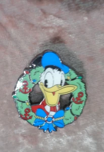 Loungefly / Disney - Mickey & Friends - Donald - Corona de vacaciones - Prendedor misterioso - Imagen 1 de 1