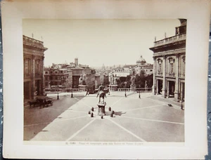 Piazza del Campidoglio, vista dallo Scalone del Palazzo Senatario, anni 1860-1880 circa - Foto 1 di 1