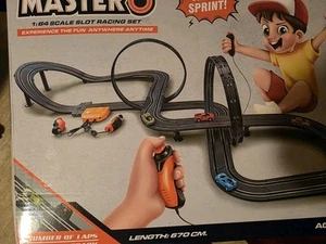 Track Master set da corsa slot car scala 1:64 completo con 4 auto - Foto 1 di 2