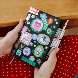 Hobonichi Yumi Kitagishi: White Cat's Table Decorations A6 Original Cover ONLY - Foto 1 di 11