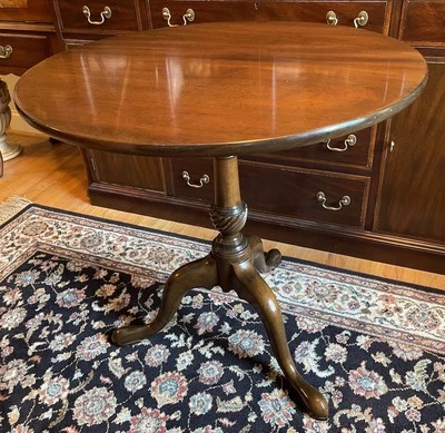 Kittinger Historic Newport Round Mahogany Birdcage Tilt Top Table - Image 1 of 4