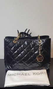 Borsa Michael Kors Susannah in pelle nera con sacchetto antipolvere e ciondolo MK ottime condizioni! - Foto 1 di 24