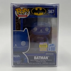 Funko Pop! BATMAN BLUEPRINT 2025 SDCC COMPARTIDO #567 LE 2010 + PROTECTOR - EN MANO - Imagen 1 de 8