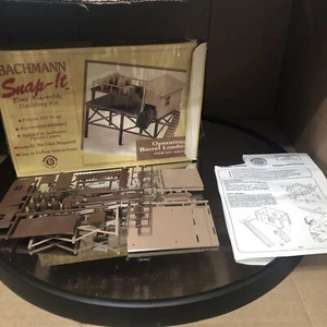 Vintage HO SCALE 45514 BACHMANN SNAP IT OPERATING BARREL LOADER New open Box ! - Imagen 1 de 4