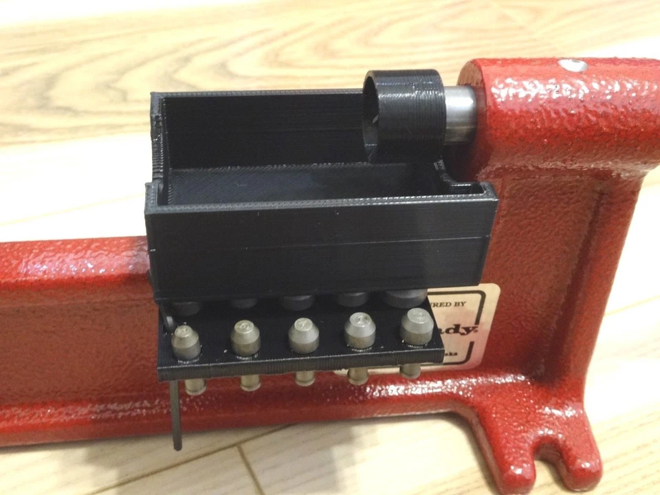 NUEVO estuche de latón virutas receptor de botes de latón, para la recortadora Hornady LNL Cam-lock. Foto 1 de 4