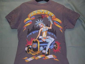 Zoo York Pin Up Girl With Hot Rod, "Live Fast Die Young T-Shirt, Größe M - Bild 1 von 1