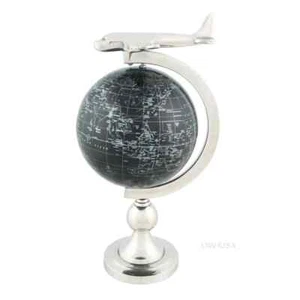 Flugzeug auf Globe mit Messingständer | Handgefertigte Kunststoffkugel mit Aluminiumflugzeug - Bild 1 von 8