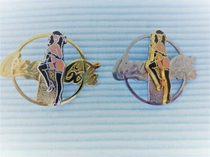 2 Coca Cola Erotik Phantasie Pins in gold und silber farbe a - Bild 1 von 3