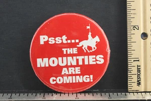 "Psst... ¡las Montañas están llegando!" Botón pasador Mountie on Horseback - Usado B517 - Imagen 1 de 2