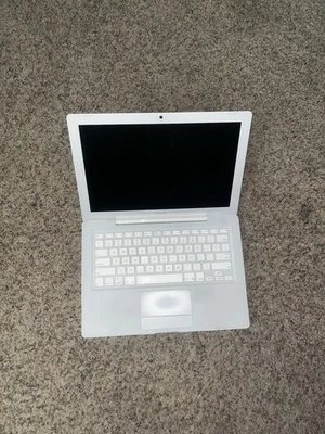Apple MacBook 13 in 2007 White, Intel (NO HDD) - Image 1 of 3
