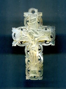 ANCIENNE CROIX PENDENTIF en NACRE SCULPTÉE à décor de Jésus-Christ - Picture 1 of 2