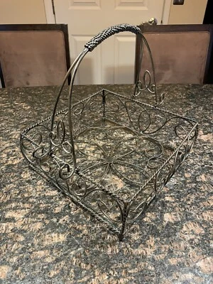 Centro de mesa Southern Living at Home Jamestown cesta de hierro con mango inserto de vidrio Foto 1 de 4