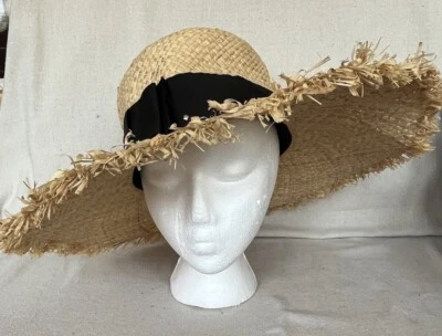 Sombrero para el sol Kate Spade embalable de rafia con acento de cinta negra y borde con flecos usado en excelente estado Foto 1 de 4