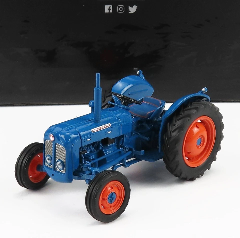 1/32 UNIVERSAL HOBBIES - FORDSON - DEXTA TRACTOR 1960 UH6270 - Immagine 1 di 1