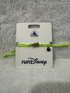 Nuevo Disneyland RunDisney Media Maratón Fin de Semana 2025 Pulsera Verde Zapato Dije - Imagen 1 de 2