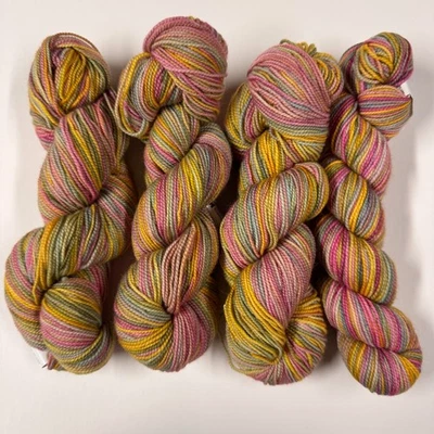 HILO KOIGU KPPPM DE COLECCIÓN 4 madejas - rosa, dorado, verde 175 yardas ea 100% merino Foto 1 de 4