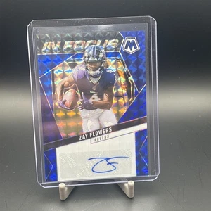 Tarjeta automática paralela azul 53/99 Ravens 2025 Panini NFL mosaico flores Zay EN FOCO - Imagen 1 de 6