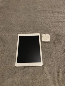 ipad air 1st generation And Earphones Bundle - Picture 1 of 5
