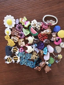 Craft Button Lot Embellishments Cola Daisey Bees Leopard Butterfly Cats Chickens - Imagen 1 de 12