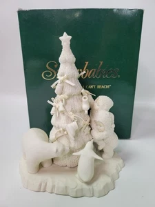 DEPT 56 Snowbabies Lift Me Higher I Can't Reach Large Christmas Tree 6863-2 - Bild 1 von 10