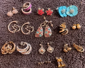 Lote de 15 Piezas Variedad Pendientes Tono Oro y Plata + Más  - Imagen 1 de 2