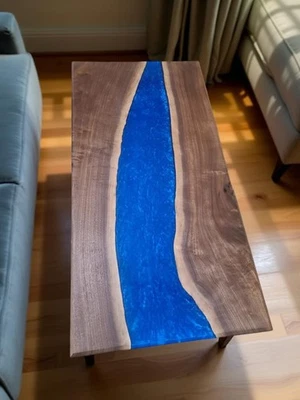 Mesa de río hecha a mano de madera y epoxi azul - Mesa de centro de resina de borde vivo - Foto 1 de 4