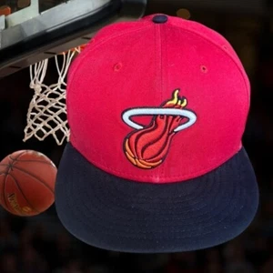 Cappello Berretto Miami Heat Hardwood Classics New Era 9FIFTY Snapback Rosso NBA Regolabile - Foto 1 di 13