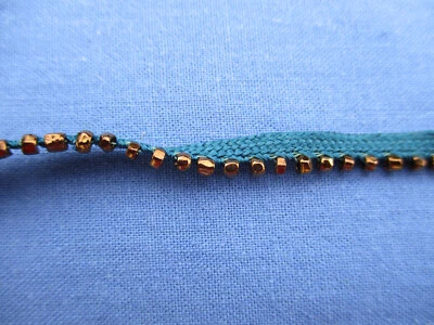 Galon ancien (1925) perlé couleurs bleu turquoise et cuivre 2,5 m x 0,4 cm - Photo 1/3