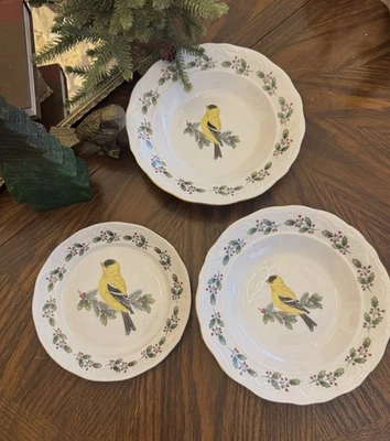 Рождественский набор Holly Berry Songbird Gibson 3 желтые птицы 2 чаши и десертная тарелка - Изображение 1 из 4