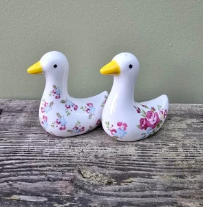 Vintage Stil Keramik Ente Salz & Pfefferstreuer. Blumen Kruzifix Set Küchendeko - Bild 1 von 11