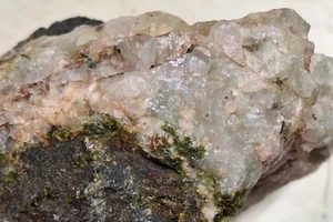 Prehnita y tomsonita con calcita en basalto de minas de cobre Michigan Keweenaw - Imagen 1 de 9