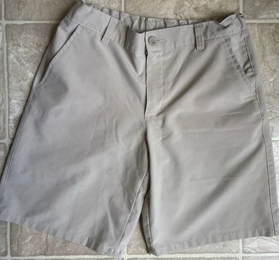 Pantalones cortos caqui para niños Izod Husky talla 14 tiene botones en la línea interior de la cintura.�� Foto 1 de 3