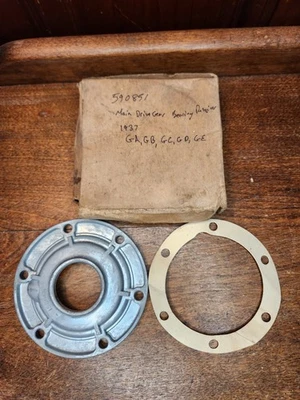 1937 CHEVROLET 3 SPEED TRANSMISSION MAIN DRIVE GEAR BEARING RETAINER NOS 590851 - Image 1 of 4