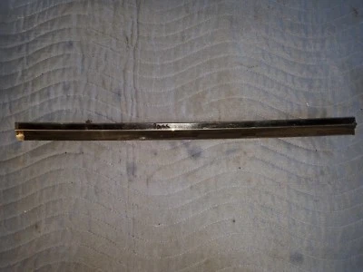 Cargador puerta vidrio moldura derecha 1969 69 fotos de stock una imperfección LEER Foto 1 de 4