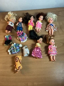 Konvolut 7 Vintage Barbie Chelsea, Kelly Puppen und Baby mit Outfits 1990er - Bild 1 von 17