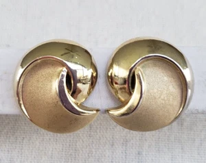 Vintage Trifari Scalloped Smooth & Matte Gold Tone Clip Earrings 1-1/16" - Picture 1 of 7